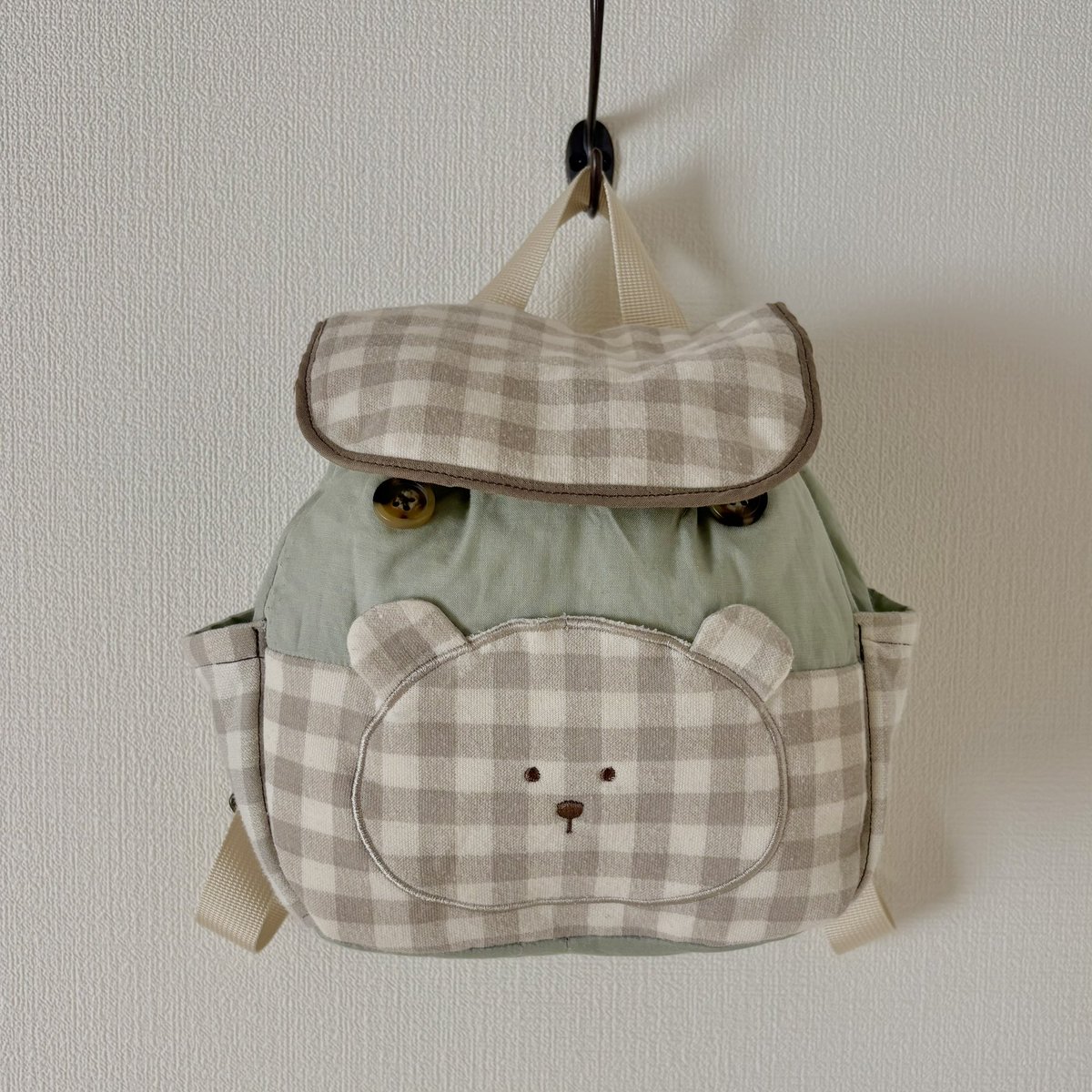totetotechichi's tweet photo. やったー！完成〜！！！👏
ベビー服のリメイクは初めてやったけど、思ったより上手くできた！
スタイとか着替えとかなら入るし、3歳くらいまで肩紐調整で使えそう🥹
作ってよかった✨ https://t.co/V3lntr8ZDH