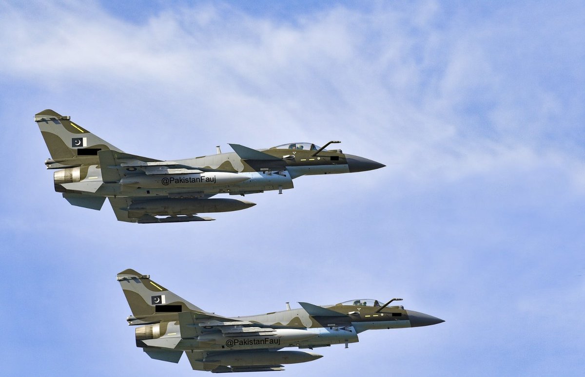 پاکستان دنیا کا ایک منفرد اور حیران کن ملک ہے۔

یہ واحد ملکوں میں سے ہے جو ایک ہی وقت میں امریکہ اور اس کے حریف  دونوں کے ہتھیار استعمال کرتا ہے۔ پاکستانی فضائیہ جہاں  اڑا رہی ہے، وہیں  بھی اس کے بیڑے کا حصہ ہے، اور ان  میں روسی RD-93 انجن بھی استعمال ہو رہا ہے۔

بطور ایک سنی