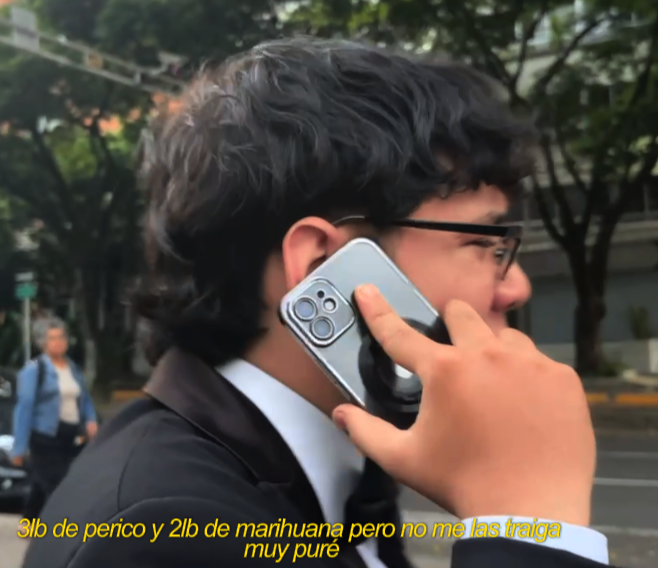 el socio al frente de las chimbitas q son mas bien como narcolindas