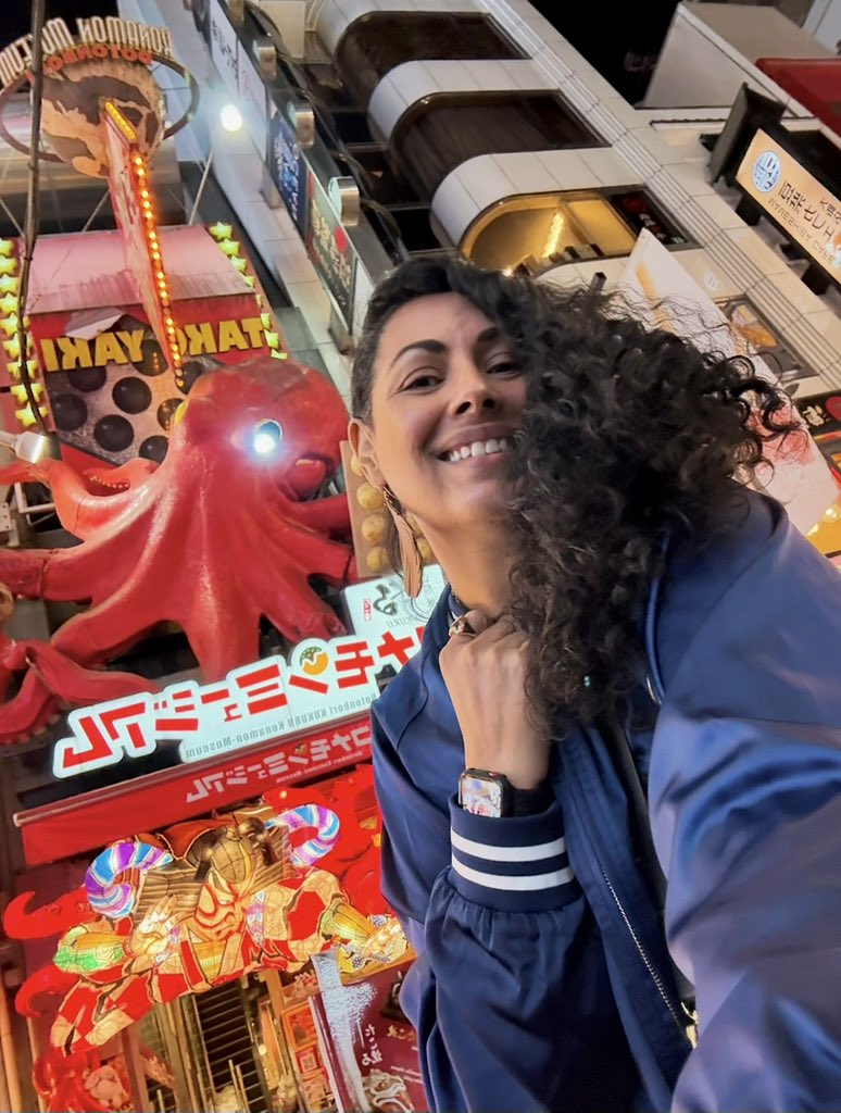 SilRigote's tweet image. 🐙 Even though I was exhausted, it was fun to go out after the concert last night and sightsee some of the elements on the Osaka merch. #EddieVedder #Osaka #Japan