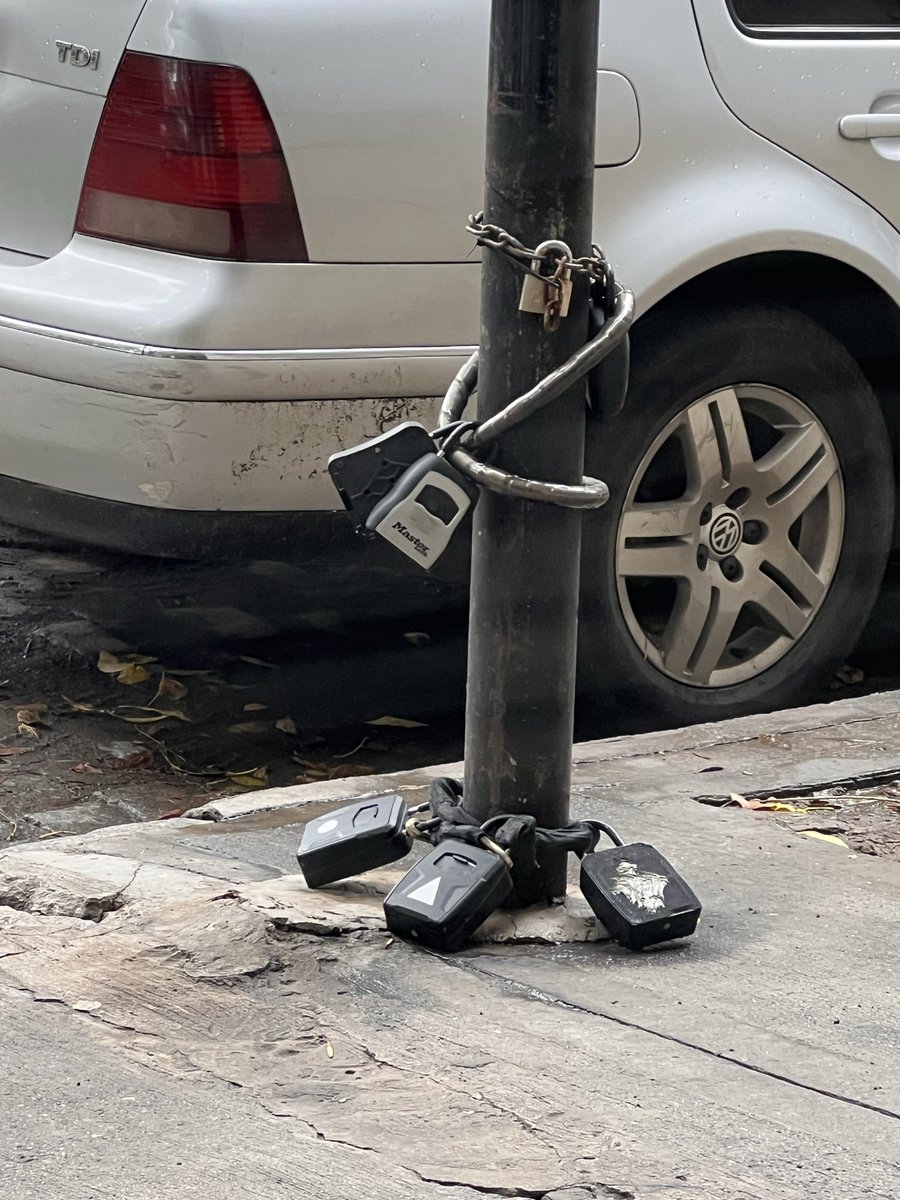 NachoTwc's tweet photo. Llegas al Arbnb y el primer desafío es sacar la llave de ese cofre plástico 100% meado por todos los perros del barrio y hasta algún que otro fisura. Experiencia +10 https://t.co/r7DCfqelWj