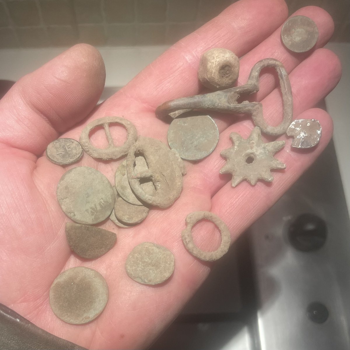 medieval_digger's tweet image. Last finds! A broken silver button, a couple of coins, buckles, a ring brooch and a wheel spur. Last two items are late medieval! 😎👍🍀#metaldetecting
