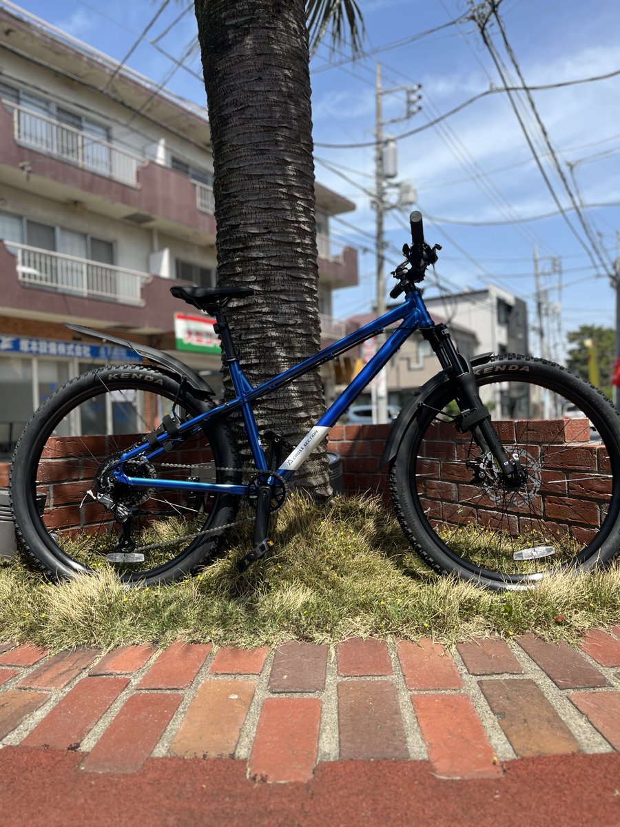 astbikes's tweet photo. 通勤用スペシャルの納車準備完了です。
雨の日でも☂️跳ね上がり抑えるためにフェンダーを取り付けし、倒れてもリヤデレーラーを守れるガードも取り付けです。
#crosssection 
#trigger
#dirtfreek 
#マウンテンバイク 
#astbikes
#astforest
#練馬
#板橋
#和光市
#秩父市
#マウンテンバイクショップ https://t.co/uERceO8PvY