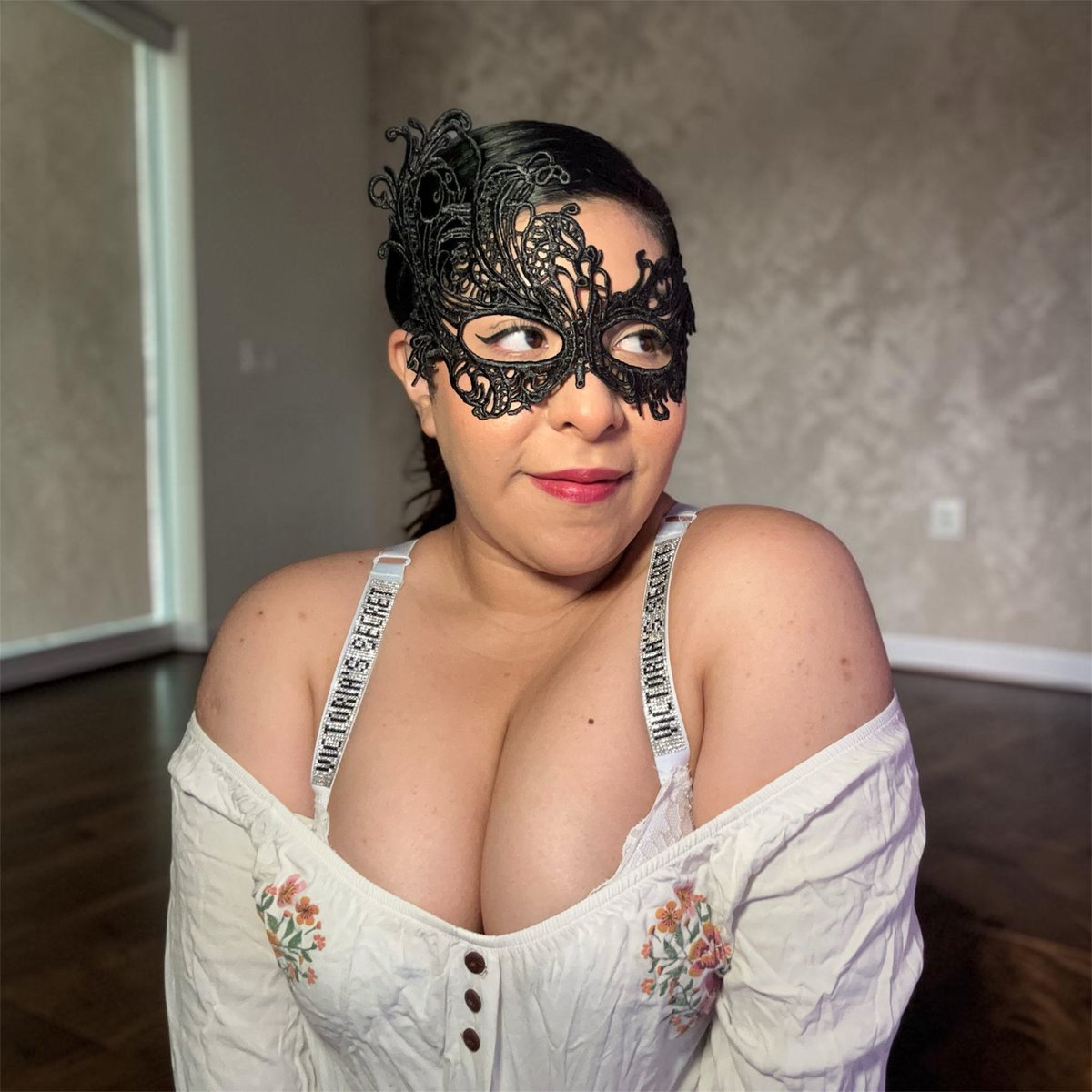 YuriCurvvy's tweet photo. TE GUSTA QUE TE DOMINEN???🔥🔥 #dominatrix #onlyfans #contenidoparaadultos #curvy #chuby https://t.co/ew8jyo3t2s