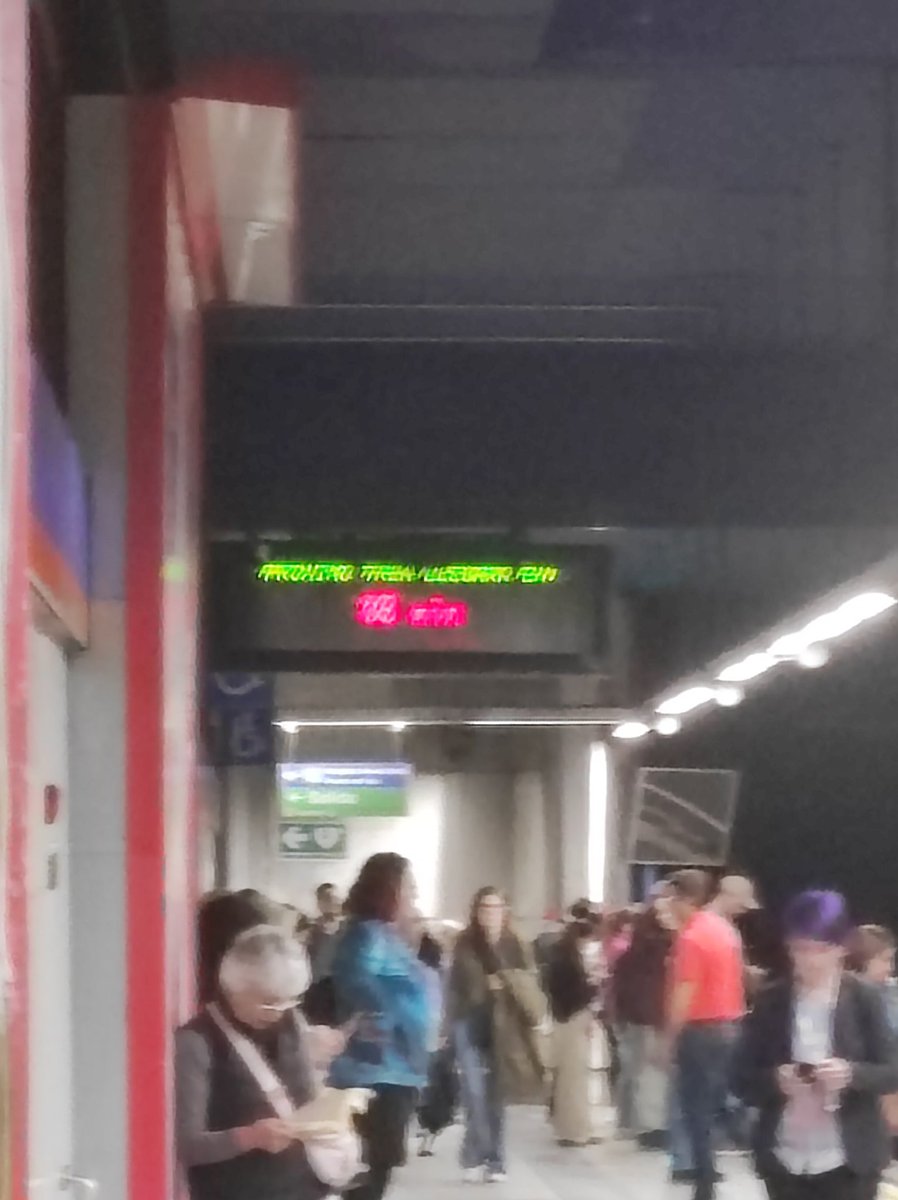 DeliaRodr's tweet photo. @metro_madrid  Esto es increíble, no estamos en verano, Línea 7,  son 8 minutos hora pico son 6:55 horas. Por Dios la gente tiene que llegar a su trabajo. https://t.co/AtdRjZlR4u