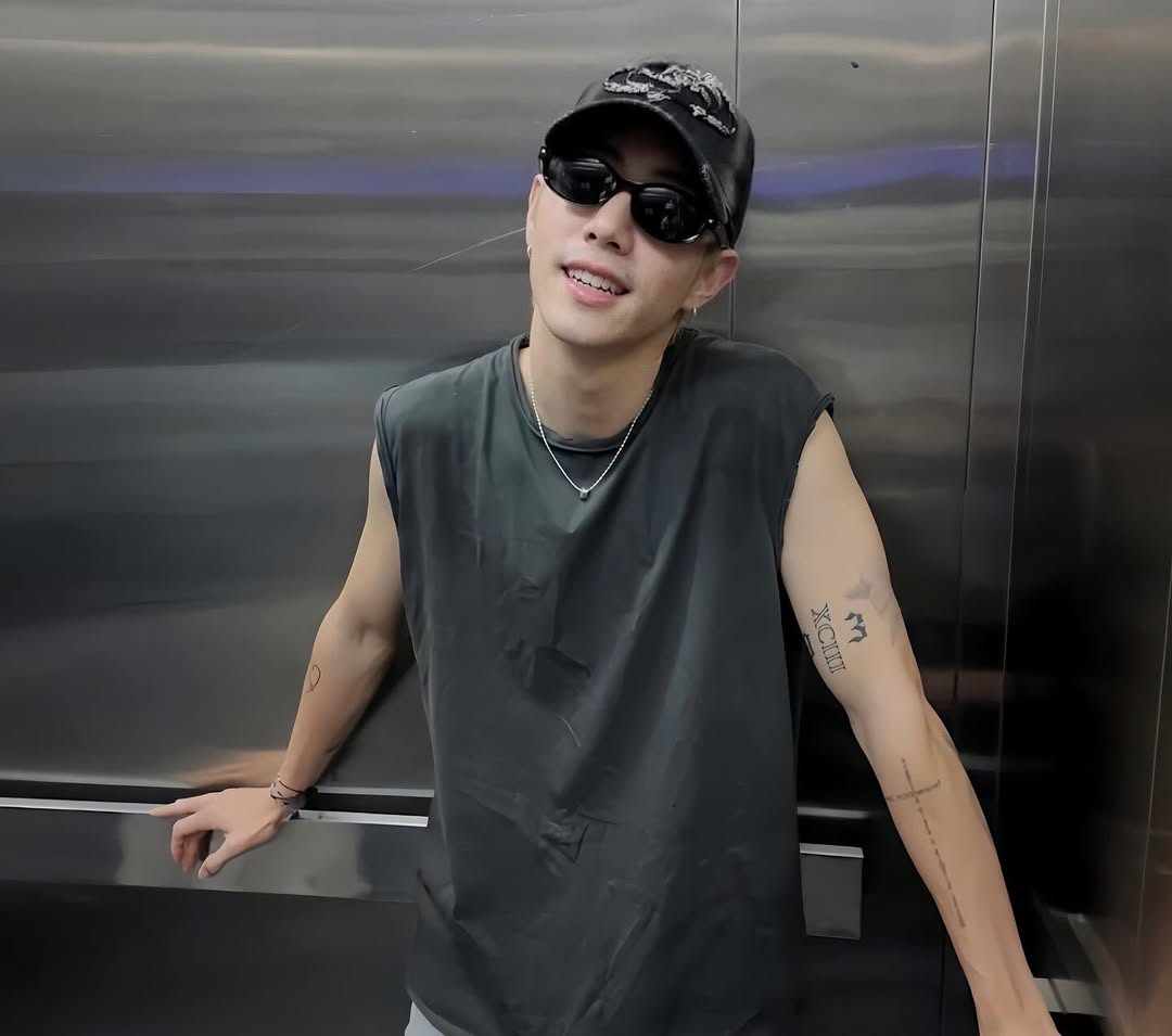 miloxmark1's tweet image. Mark Tuan looking so hot

#MarkTuan @marktuan