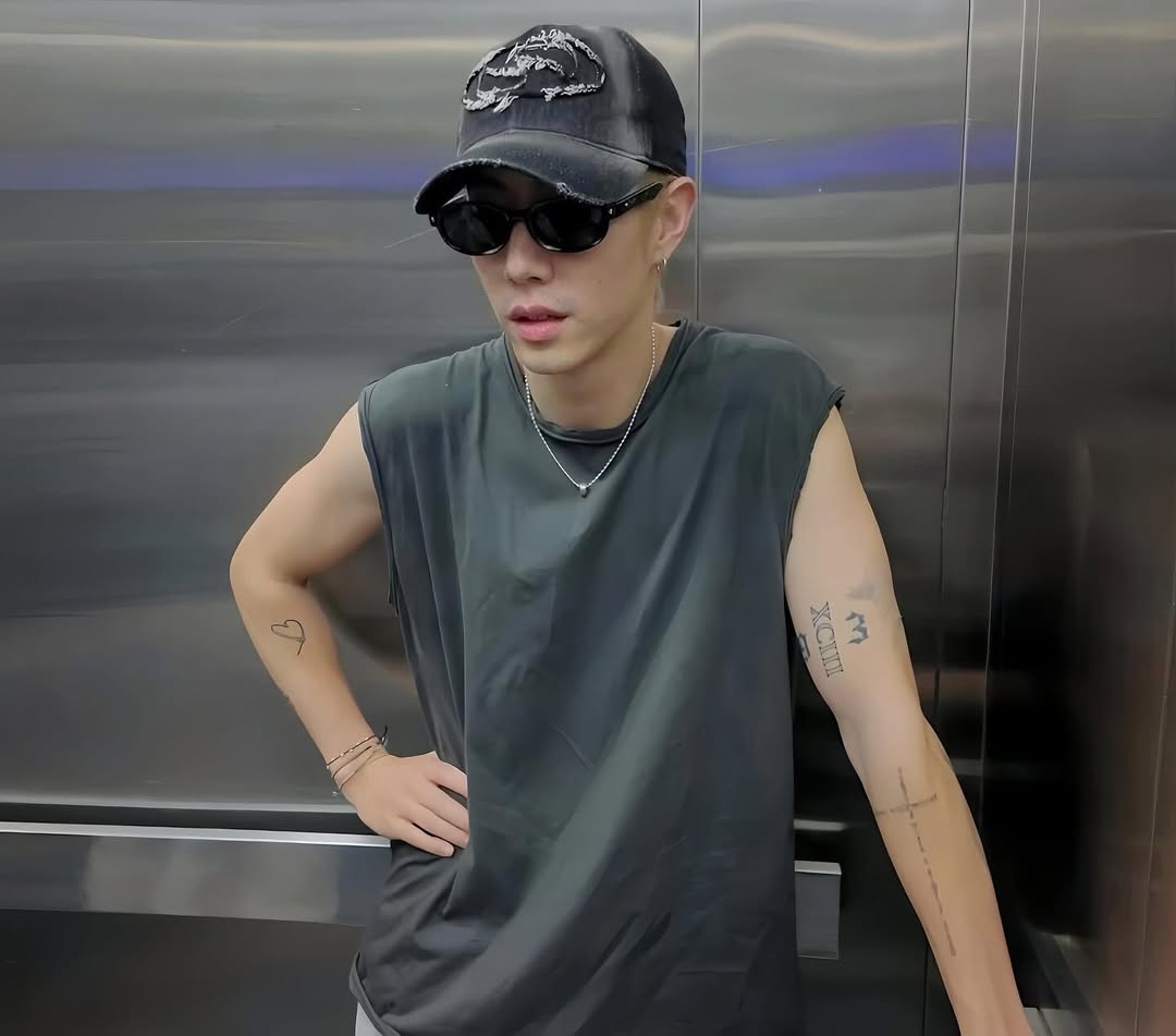 miloxmark1's tweet image. Mark Tuan looking so hot

#MarkTuan @marktuan