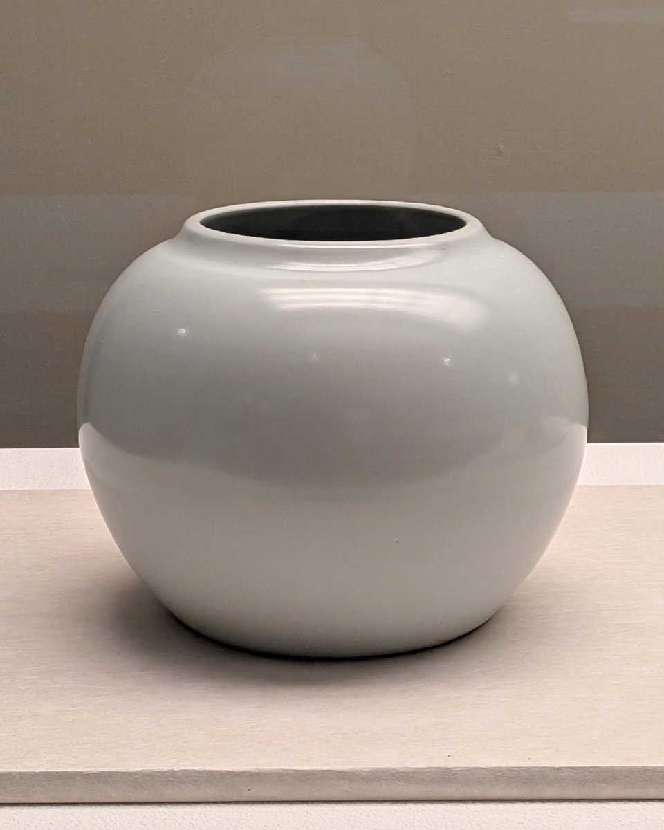 白玉石　上海芸術博物院　壺 新収蔵品｜富本憲吉《白磁壺》 1934年 h18.2×w23.0 淡い青みを帯びた白
