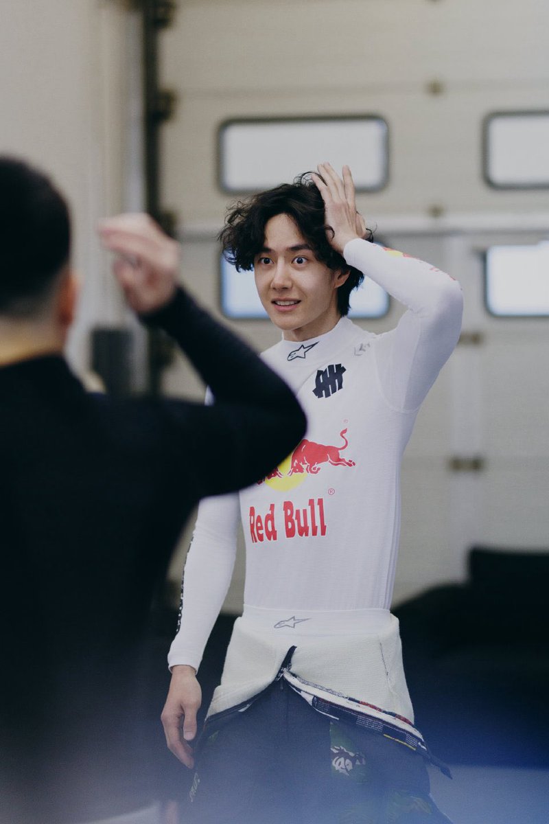 WYB_memory's tweet photo. 260416 | Yibo Official Weibo up

"ทดลองขับ วันที่ 1"

เส้นทางดนตรีปรากฏและหายไป แทรกตัวผ่านสายฝน ละอองน้ำ และแสงสว่างผสมผสานกัน รักษาจังหวะของตัวเองเอาไว้ #WangYibo

การทดสอบขับขี่รอบแรกของวันได้สิ้นสุดลงแล้ว เราตั้งตารอการแข่งขันอย่างใจจดใจจ่อ!

#85RACING https://t.co/gX8kQeOPd1