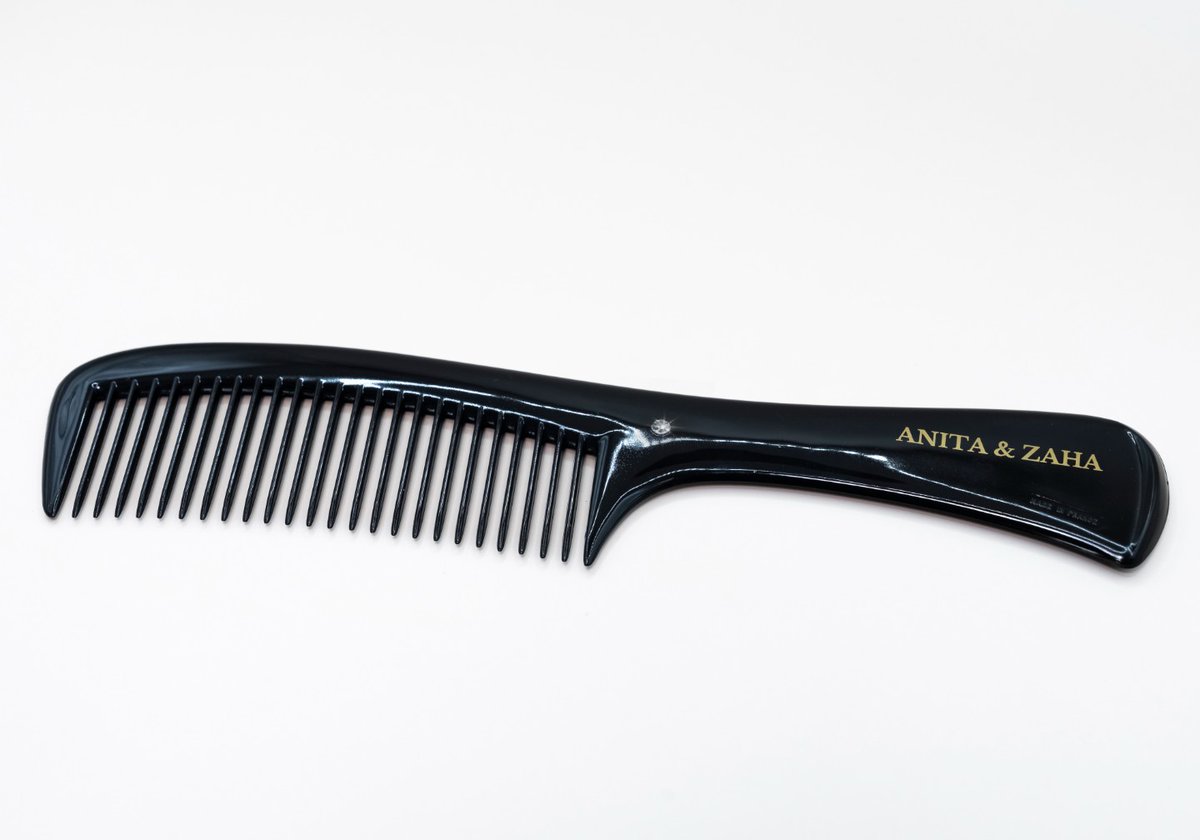 BarreauSih70677's tweet image. Peigne à Manche Strass ANITA &amp;amp; ZAHA — Le Peigne en Acétate de Cellulose Fabriqué en France pour un Démêlage Optimal #peigne #comb 
Lire l'article: anita-zaha.com/peigne-a-manch…
