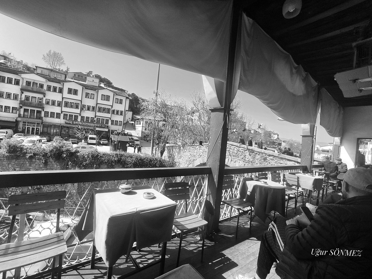 sonmezu's tweet photo. Tarihi şehir burası; 
arka tarafınızda #Niksar  kalesi, Arasta çarşı 
 #Leylekli Yılanlı #Köprü güvercinler https://t.co/ul8gPZzVTU