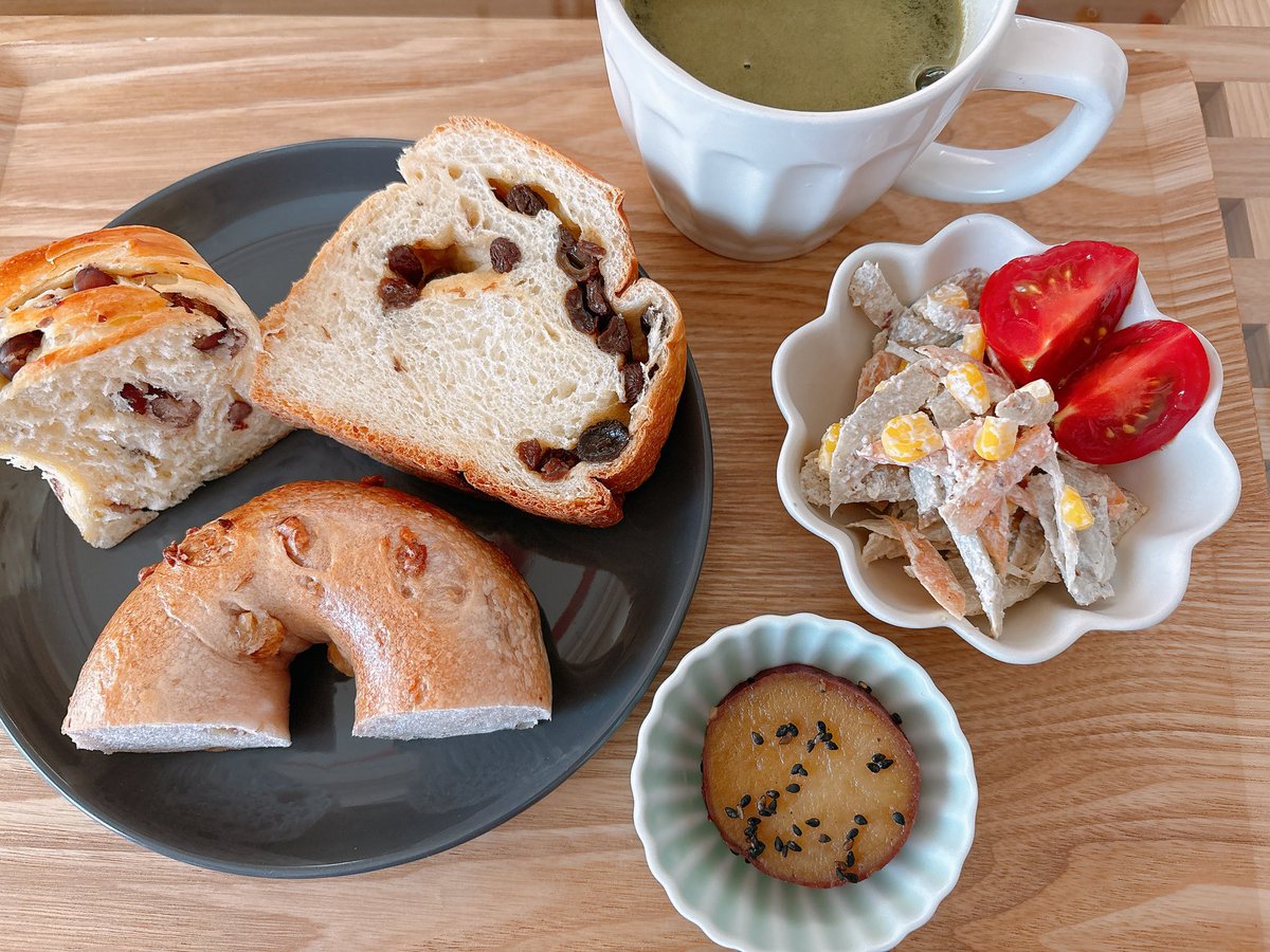 okara_co's tweet photo. 今日は谷中ぎんざへお散歩☺️美味しそうなパンやお饅頭お煎餅を買ってきました🥰
リバティというパン屋さんのぶどうパンが🍇🍞出来立てフワフワモチモチで最高です😍
#谷中ぎんざ　#谷中銀座
#おうちご飯　#おうちごはん𓎩𓌉𓇋  #おうちごはん https://t.co/b42fDFCcgz