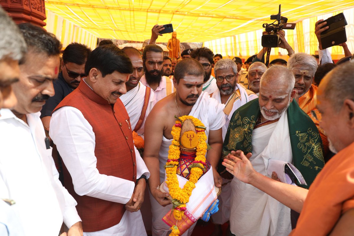 projskhandwa's tweet image. ➡️ मुख्यमंत्री डॉ. मोहन यादव शुक्रवार सुबह आचार्य शंकर प्रकटोत्सव के उपलक्ष में  ओंकारेश्वर में आयोजित "एकात्मक  पर्व" कार्यक्रम में शामिल हुए।

@CMMadhyaPradesh 
@DrMohanYadav51 
@JansamparkMP 
@mpurbandeptt 
@minculturemp 
@tourismdeptmp 
#khandwa