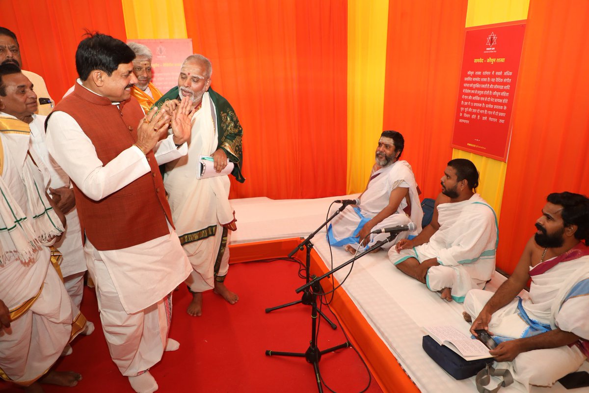 projskhandwa's tweet image. ➡️ मुख्यमंत्री डॉ. मोहन यादव शुक्रवार सुबह आचार्य शंकर प्रकटोत्सव के उपलक्ष में  ओंकारेश्वर में आयोजित "एकात्मक  पर्व" कार्यक्रम में शामिल हुए।

@CMMadhyaPradesh 
@DrMohanYadav51 
@JansamparkMP 
@mpurbandeptt 
@minculturemp 
@tourismdeptmp 
#khandwa