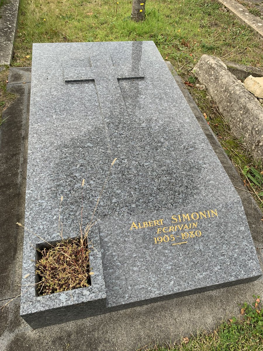 LeTaphopile's tweet image. #Paris XIV, cimetière municipal de #Montrouge (Hauts-de-Seine). Albert Simonin (1905-1980), écrivain et scénariste. Ses romans de truands ont donné de grands succès au cinéma : « Touchez pas au grisbi !», « Le Cave se rebiffe », « Les Tontons flingueurs »… 
1/2