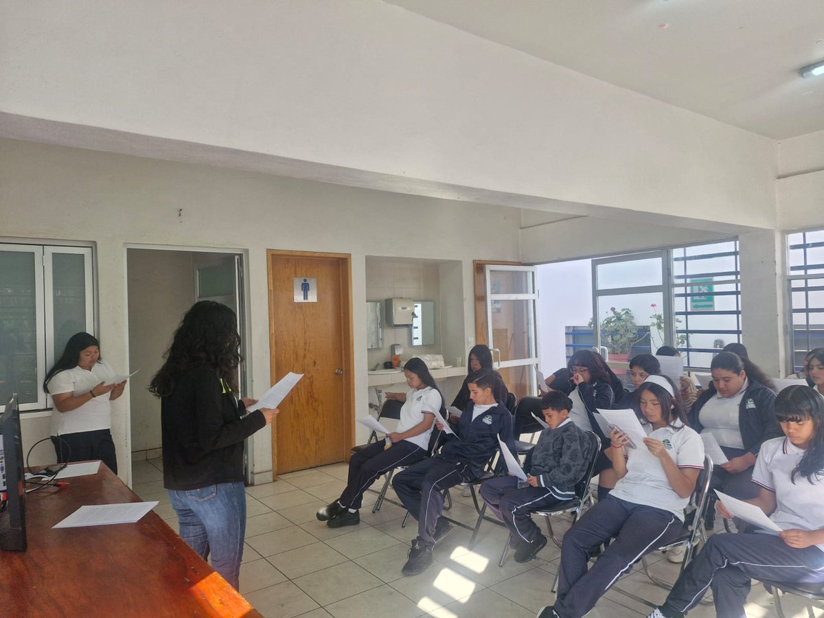 Luchar y persistir. 

Esta mañana, estudiantes del Telebachillerato Lomas del Ajedrez se dieron cita para leer el artículo titulado "luchar y persistir" escrito por la Dirigente Nacional de FNERRR Isolda Morán Reyes.  🔥
