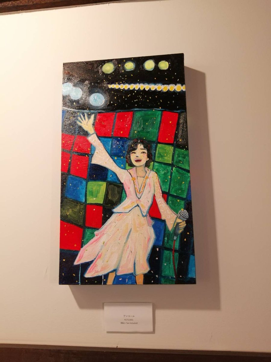 chitaRyoo's tweet photo. 監督作『ゴールド』に
芸術家の弓指寛治さんより
いただいたコメントです！

弓指さんを知ったのは2019年のあいちトリエンナーレ。
「輝けるこども」という展示でした。

実際に起きた鹿沼市クレーン暴走事故で、犠牲になったこどもたちを描いた作品。

被害を受けたこどもたちの順路があり、まだ被害者になる前の個々の人生が色鮮やかに描かれていました。そして、その脇の道を入っていくと加害をした人の人生が描かれていた。

クルマによって被害者と加害者になってしまう前は、どちらの人も人生があった。

先日、京都でみた「続・四月の人魚」。
1986年の4月8日に自死をしたアイドルで歌手の岡田有希子さん。

彼女が３日前に行ったコンサートに弓指さんがインスパイアされて制作された展示。

色鮮やかに描かれたステージ上の岡田有希子さん。

表情がはっきりと固定されず、まさに変化の途中の連続で、生き生きとしていました。

よく映画の映像から広告用にスクショしようとしても、なかなか分かりやすい表情が見つけられず、中途半端なスクショになってしまうのだけど、それは生きているからで、生きているということは分かりやすく固定されないってことなんだなと、弓指さんの描いた岡田さんを観ていた思った。

会場から流れる公演の音源。そのファンの方々の声援の音とも重なり、今その場で起きているようで、時間の流れが一方向ではないようにも感じました。

過去が今を超えてやってくること。固定された分かる存在にならないということ。

そんなようなことを弓指さんの展示を観て考え、影響も受けた映画『ゴールド』。明日から山形 鶴岡まちなかキネマさんにて公開です。ぜひ、この機会にご覧いただけたら嬉しいです。

https://t.co/Wfyf0wSOKy