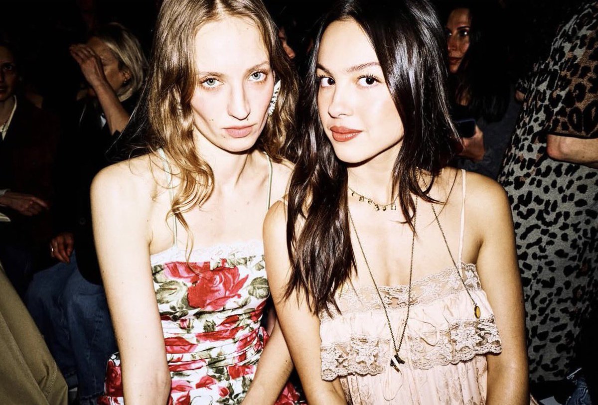 saintdemie's tweet photo. they were plotting on this day #chloegirls https://t.co/VWMz5qi2N3