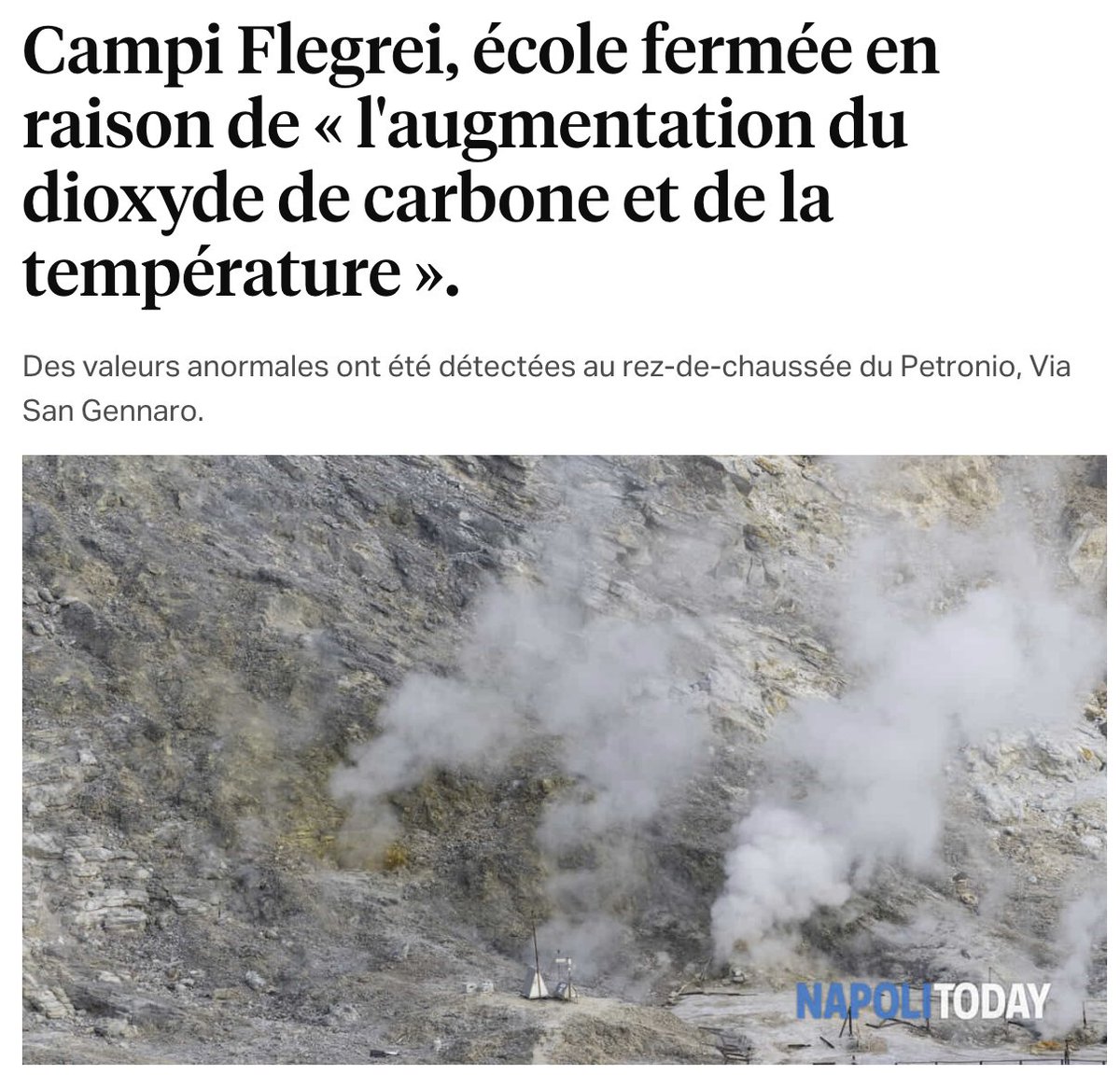 Dans la région de Naples, le super volcan Campi Flegrei.
fait fermer des écoles. Les niveaux de CO2 étant très élevés. 

Le CO₂ est est plus lourd que l’air (et oui !), il s’accumule au ras du sol et dans les pièces basses mal ventilées (comme les rez-de-chaussée des écoles).
Il