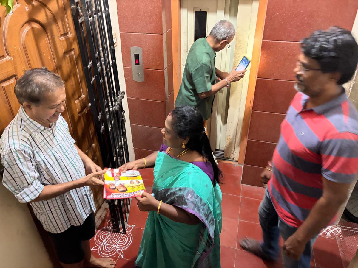 SBharathiDMK's tweet photo. நேற்று மாலை வெற்றி வேட்பாளர் அண்ணன் திரு காரம்பாக்கம் க.கணபதி அவர்களுக்கு 152வது வார்டில் உள்ள வெங்கடேச பெருமாள் நகரில் மாமன்ற உறுப்பினர் எனது தலைமையில் கழக நிர்வாகிகள் மற்றும் குடியிருப்போர் நல சங்க நிர்வாகிகளுடன் வீடு வீடாக  வாக்கு சேகரித்தோம்…!

@mkstalin @Udhaystalin @KanimozhiDMK @Subramanian_ma @GanapathyK @arivalayam @DMK_Chennai @DMKITwing