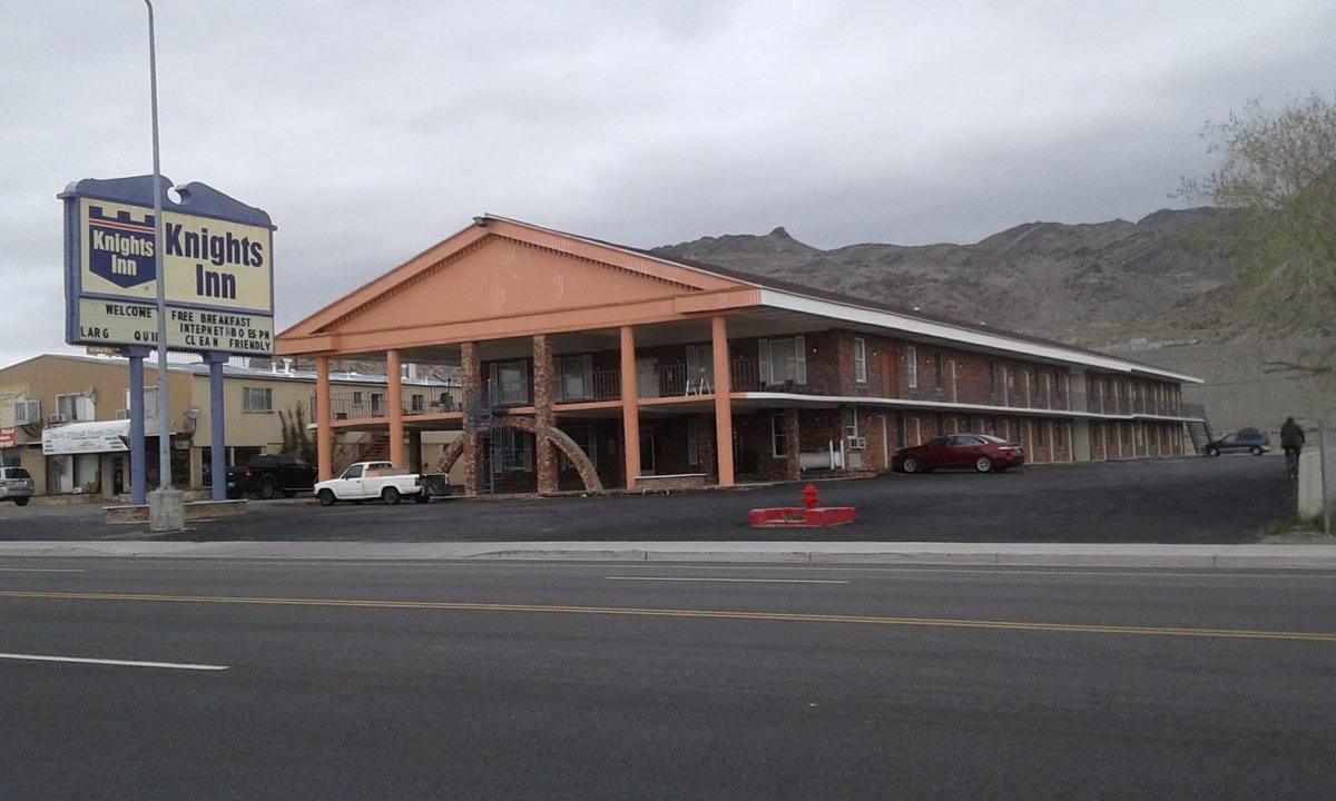 Neilfan12's tweet image. #ThrowbackThursday 7 years ago today I was in #Wendover, NV (April 15-16, 2019) with my mom &amp;amp; our dogs (all 3's last time, having died since). Pics I took... 1st: our motel, 2nd: Mom at Oceano Buffet, 3rd: inside Peppermill Casino &amp;amp; 4th: #Keno &amp;amp; #Louie by Wendover Will. 🎰