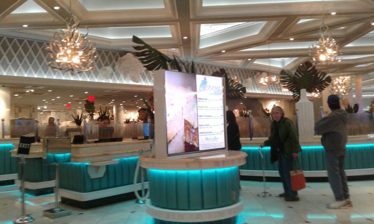 Neilfan12's tweet image. #ThrowbackThursday 7 years ago today I was in #Wendover, NV (April 15-16, 2019) with my mom &amp;amp; our dogs (all 3's last time, having died since). Pics I took... 1st: our motel, 2nd: Mom at Oceano Buffet, 3rd: inside Peppermill Casino &amp;amp; 4th: #Keno &amp;amp; #Louie by Wendover Will. 🎰