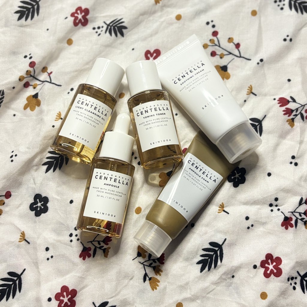 isfunnyyyy's tweet photo. menurut gue ini cocok banget buat yang kulitnya lagi capek atau gampang reaktif..
kalo lo lagi nyari skincare yang gentle tapi tetep ngaruh, cobain deh versi travel kitnya Centella Madagascar by SKIN1004 dulu 👀✨ #skincarekit #skincarepaket https://t.co/Bhs2vbbUiS