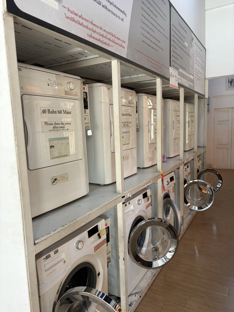 junjiang120's tweet photo. 泰国随处可见这种自助洗衣店，很多泰国人都不手洗衣服，每天换了衣服累计够一周去自助洗衣店。
很多大点的自助洗衣店还有专人提供洗好烘干后折叠衣服的服务😂
国内那么多工厂，人口基数那么大，现在年轻人又舍得花这十块八块的，应该很有市场呀！
发达了！ https://t.co/qFPR4D0x64