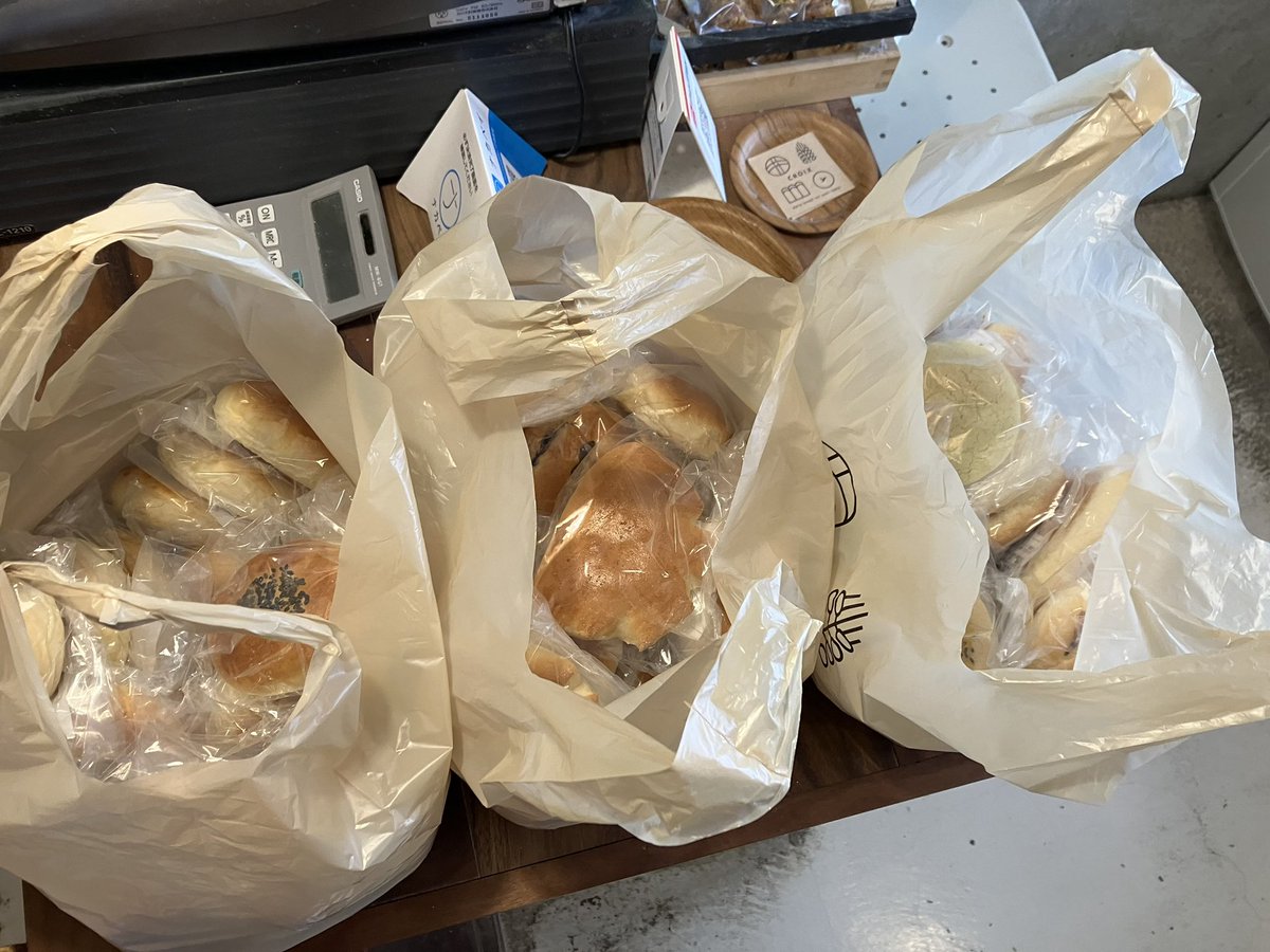 Croixpan's tweet photo. 本日パンの誤発注があり、あんぱんやクリームパンやチョコのパンなど約７０個近く残ってます。明日１８日に全品１００円で販売しますのでまとめて買っていただけたら助かります。賞味期限は１８日までです。
よろしくお願い致します。 https://t.co/5l9G0mIXY4
