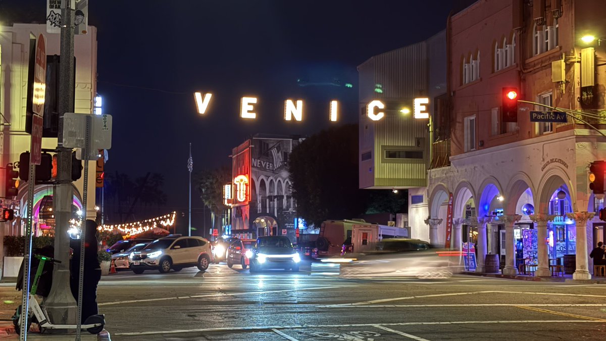 hawaii_isla808's tweet image. Venice Beach night 📸❤️ #venicebeach #california