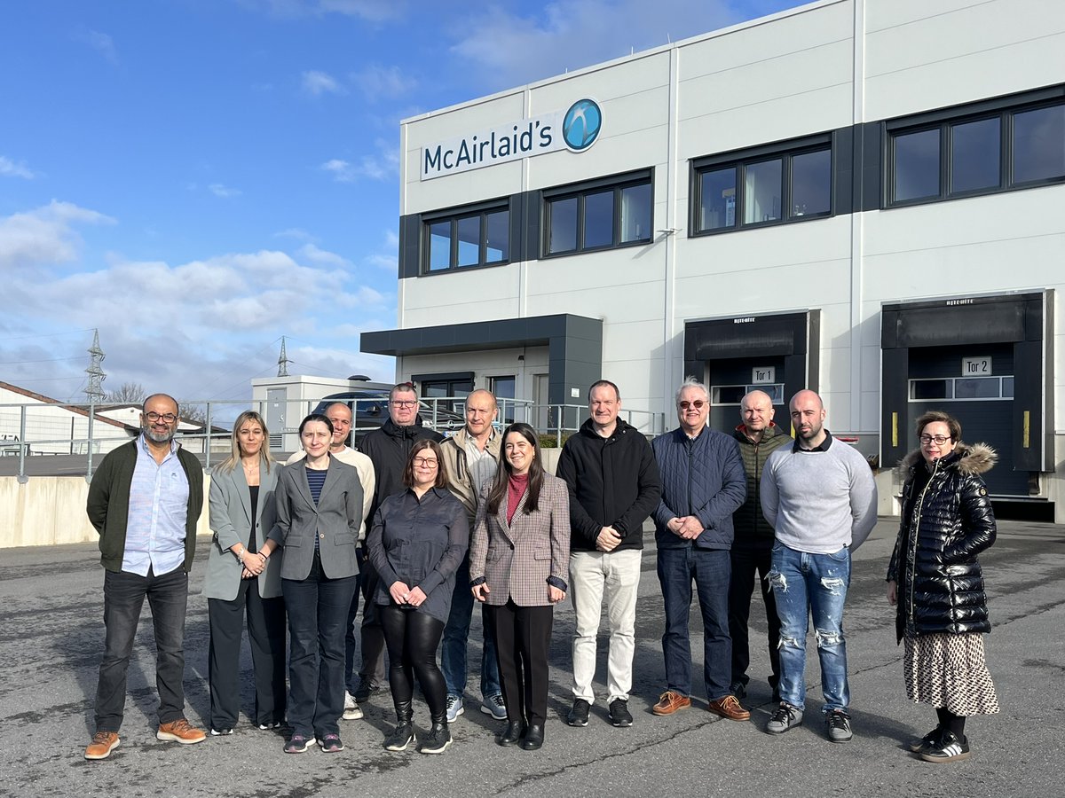 CBE_JU's tweet photo. 🍃 The CBE JU-funded REDYSIGN project moves closer to real-world validation of #recyclable, wood-based #packaging

▶️ Fibre trays, pads, films &amp; bio-based adhesives
▶️ Spoilage sensors &amp; smart detection systems

Next: full system testing with EROSKI.

https://t.co/CvnjLGP793 https://t.co/nfPc5WKzvR