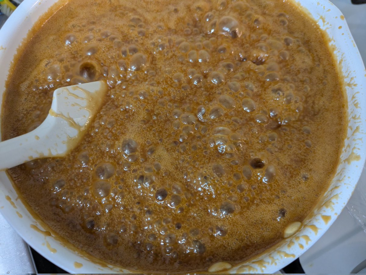 とても静かな北浜です。
この時間、ドーナツはシュガードーナツ５個、オールドファッションプレーン２個、チョコ３個、抹茶とクリームドーナツは完売です。
マフィン、プリン２種類はまだまだあります。
画像はキャラメルを作っているところです。塩竈の藻塩入りです。

17時までお待ちしております。