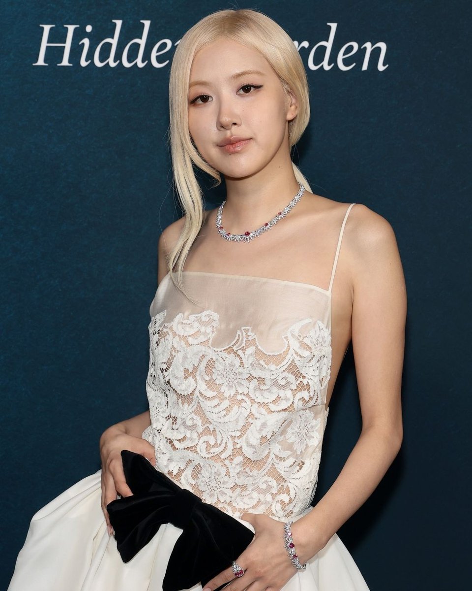 vogueturkiye's tweet image. #Rosé, dün gece Park Avenue Armory’de #TiffanyCo’nun “Blue Book 2026: Hidden Garden” lansmanını kutladığı etkinliğe katıldı. Genç yıldız bu etkinlik için #Khaite 2026-27 Sonbahar/Kış koleksiyonundan siyah fiyonk ve dantel detaylı bir elbise tercih ederken görünümünü Tiffany &amp;amp; Co.