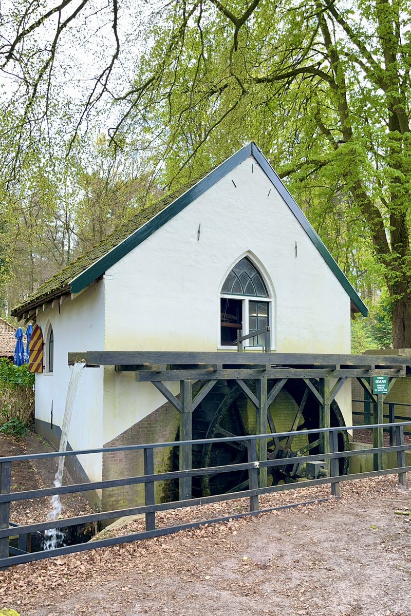 PetervanAkker's tweet photo. De Watermolen van Molecaten (Hattem) is een historische bovenslagmolen uit 1857 op landgoed Molecaten. Oorspronkelijk een papiermolen, later korenmolen. Hij maalt nog regelmatig op vrijwillige basis met water uit lokale sprengen. Prachtig erfgoed aan de Molecatense Beek. 
👋🙋‍♂️ https://t.co/3obDSTJH19