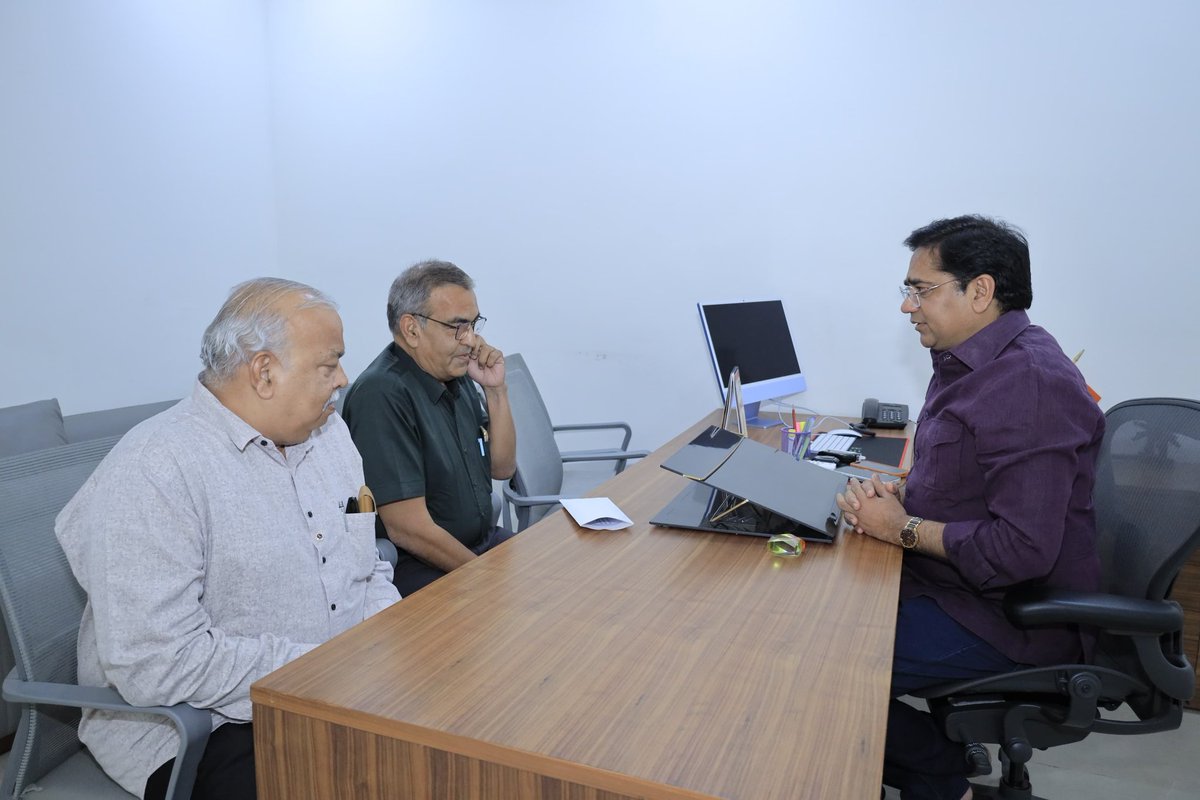 SureshRawatIN's tweet image. कार्यालय पर विभिन्न गणमान्य लोगों से मिलकर उनकी समस्याओं का निस्तारण किया। 

जनसुनवाई 📍निवास स्थान, जयपुर

#SSR #जनसुनवाई