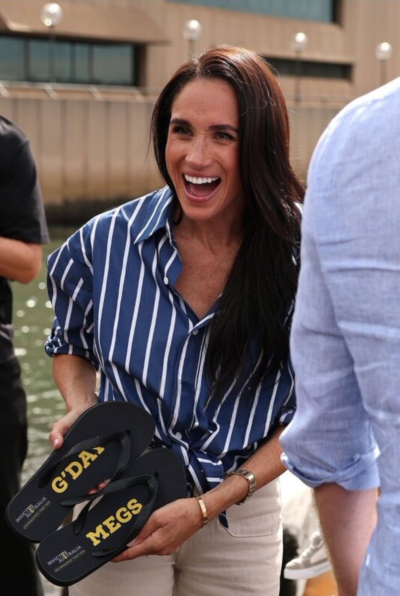 SummerRhapsody's tweet image. When you hate the gift you've been given but you have to over react &amp;amp; pretend you like it. They'll end up in the bin soon. 
#MeghanMarkle