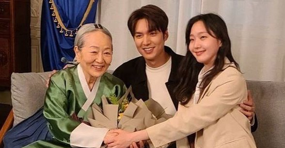 hallyuforums's tweet photo. #TheKingEternalMonarch starring #KimGoEun #LeeMinHo, and #WooDoHwan premiered 6 years ago today.

#HallyuForums #Hallyu #KDrama https://t.co/fkR8jQtkT0