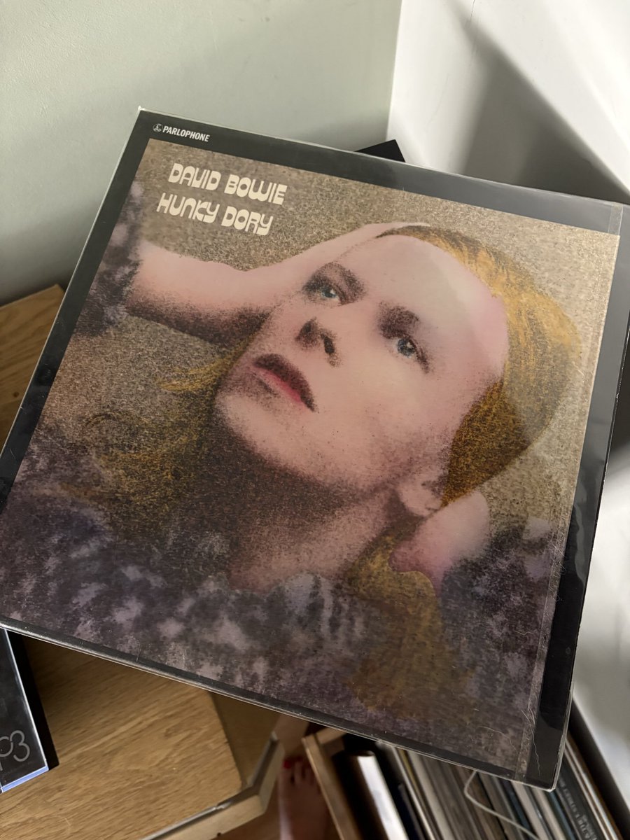 אני מתגעגעת כל-כך לבנות שלי.
אז Bowie it is

*הן אוהבות גם Pink Floyd אבל אני שונאת אותם, there, I said it. Deal with it.