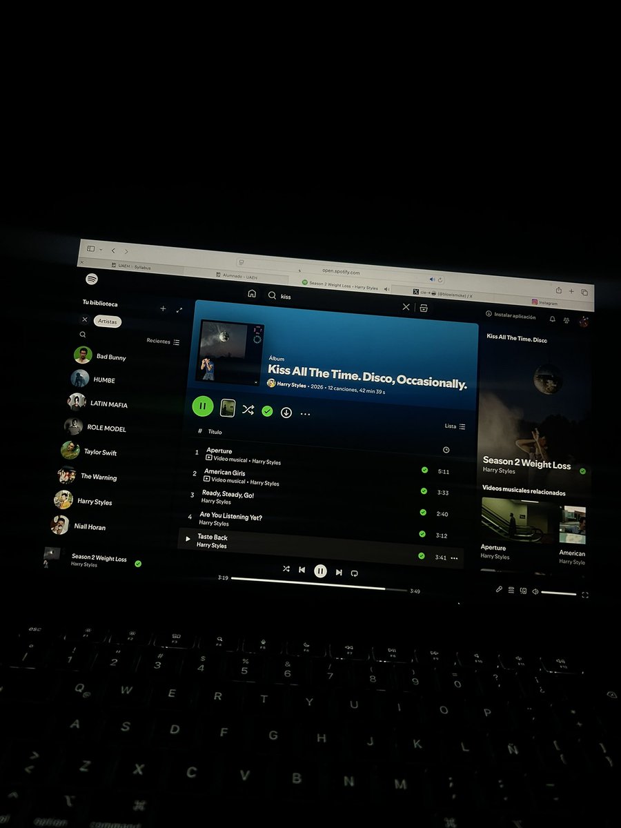 tantos artistas sacando música este año y es increíble como yo no me puedo mover de AQUÍ 😭