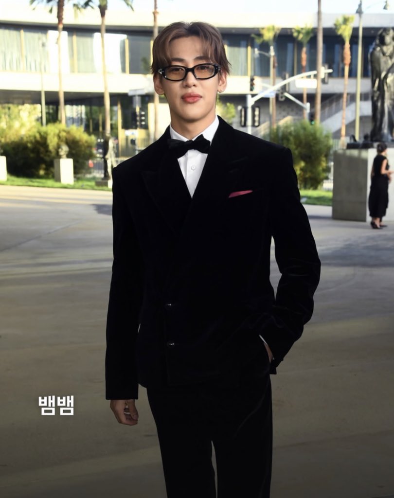 ไม่เคยเห็นน้องแบมลุคใส่สูทผูกหูกระต่ายมาก่อนเลย หล่อประหนึ่งท่านชายมากค่ะ✨💫

#DavidGeffenxBamBam
#DavidGeffen #BamBam #뱀뱀 <a href="/BamBam1A/">BamBam</a> <a href="/BAMBAMxBAMMIE/">뱀뱀 BamBam</a>
