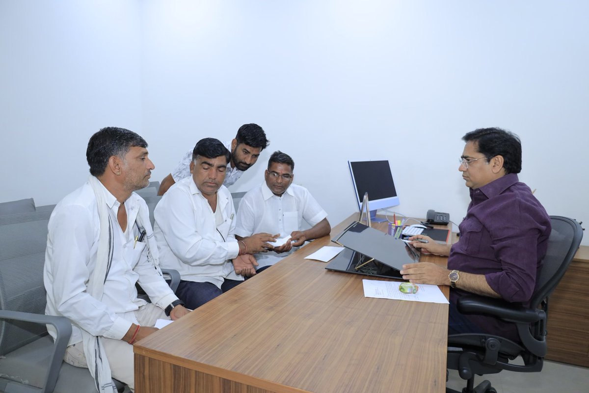 SureshRawatIN's tweet image. कार्यालय पर विभिन्न गणमान्य लोगों से मिलकर उनकी समस्याओं का निस्तारण किया। 

जनसुनवाई 📍निवास स्थान, जयपुर

#SSR #जनसुनवाई