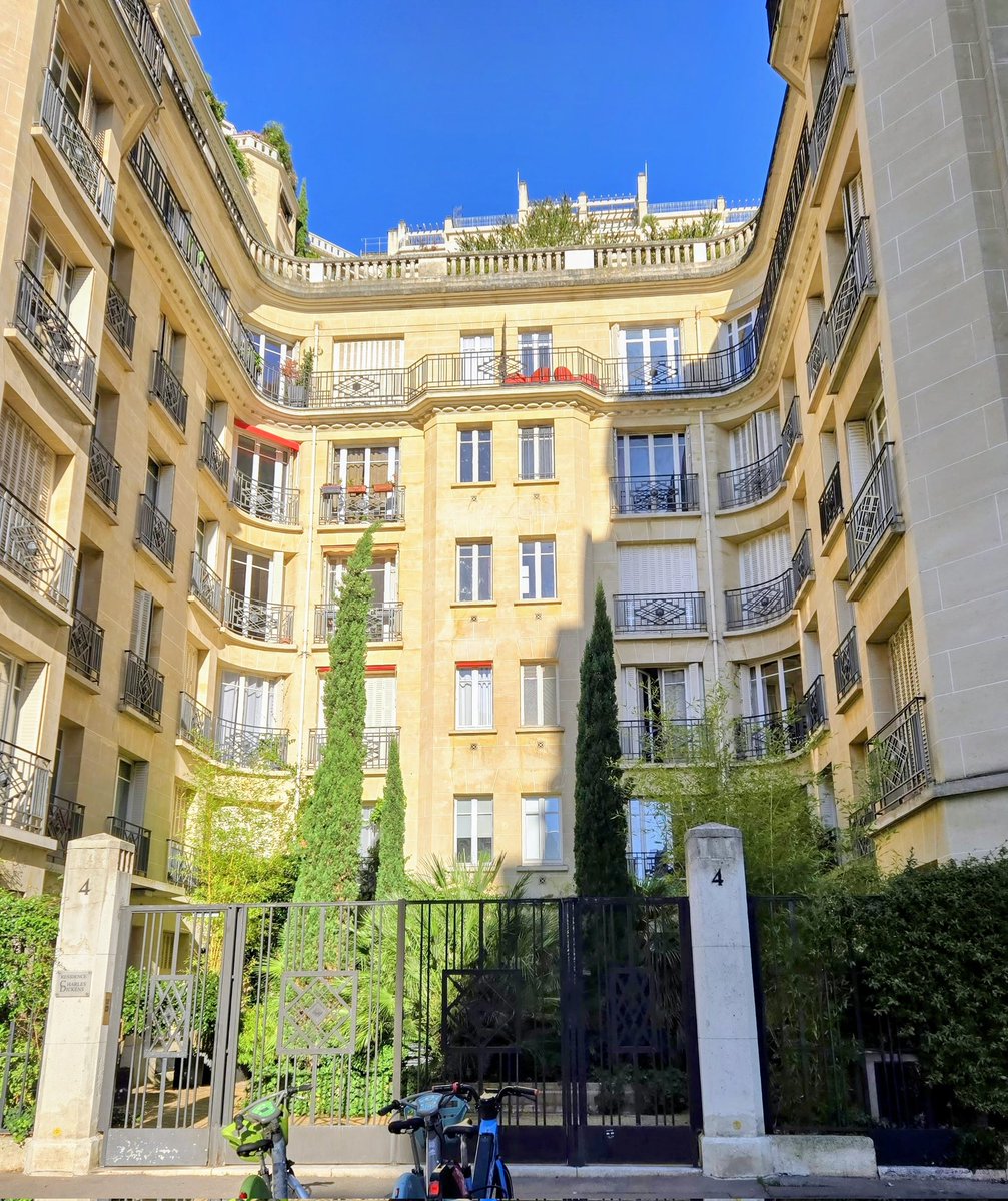MichelleMoggio's tweet photo. You don't have to go to anywhere famous in #Paris; just wander & you'll be rewarded #TheParisEffect #Passy #travel https://t.co/SQnmMRlX9E