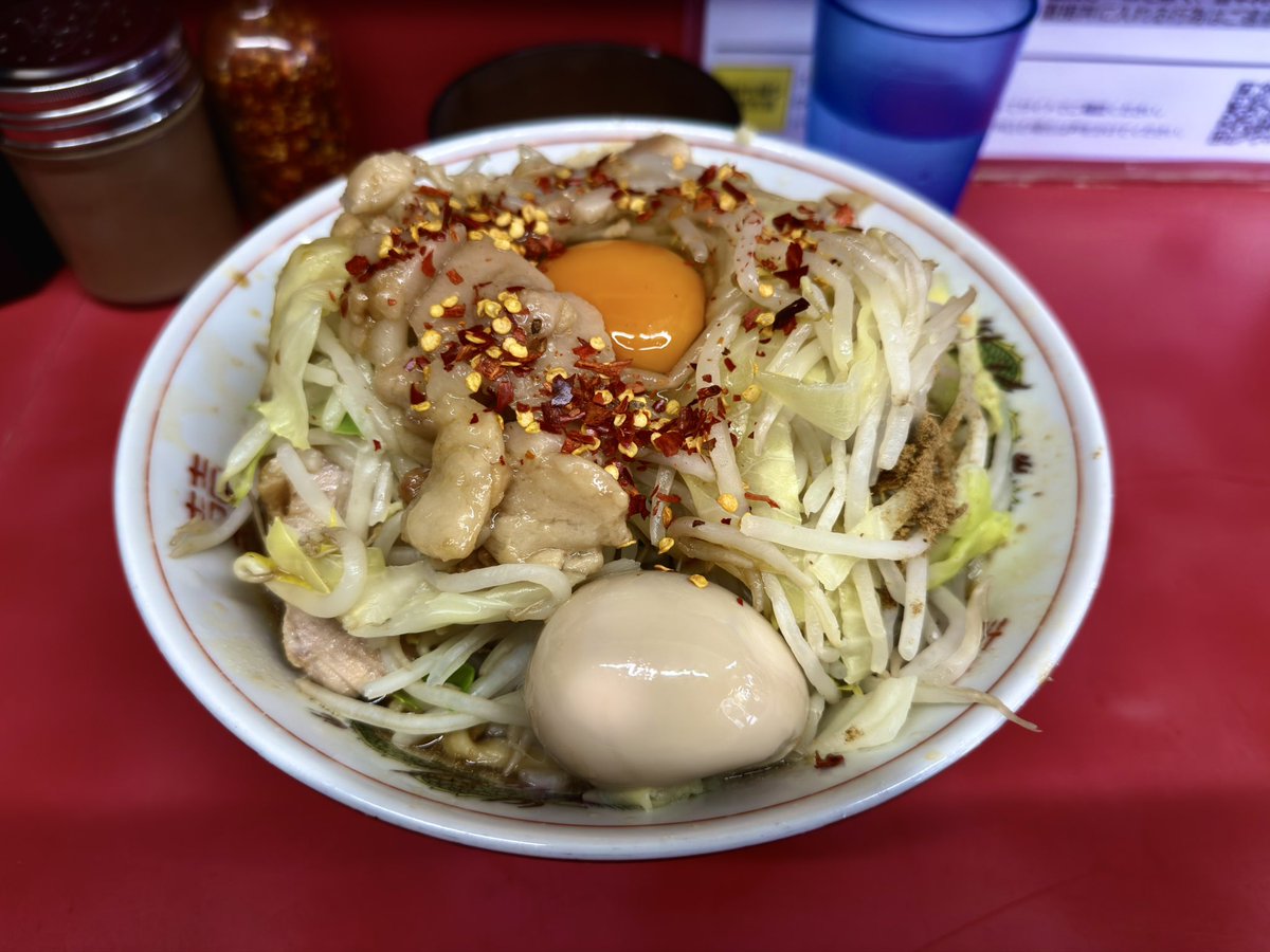 RicardPernod's tweet photo. ラーメン二郎 ＠ 一之江 汁なし��(¥1000)＋全部(¥0)＋🌶️粗挽唐辛子(¥0)＋奥久慈生玉子(¥100)＋奥久慈味玉(¥150)。春のマウス・トゥ・プースーで豚由来フレグランス満喫。(☝՞ਊ ՞)☝ブランニュー奥久慈玉子のジロベーションUPにﾁｮﾒﾁｮﾒ箸が止まらないBon AppétitをPresent4U。 #skyfall https://t.co/MaoS36pi51