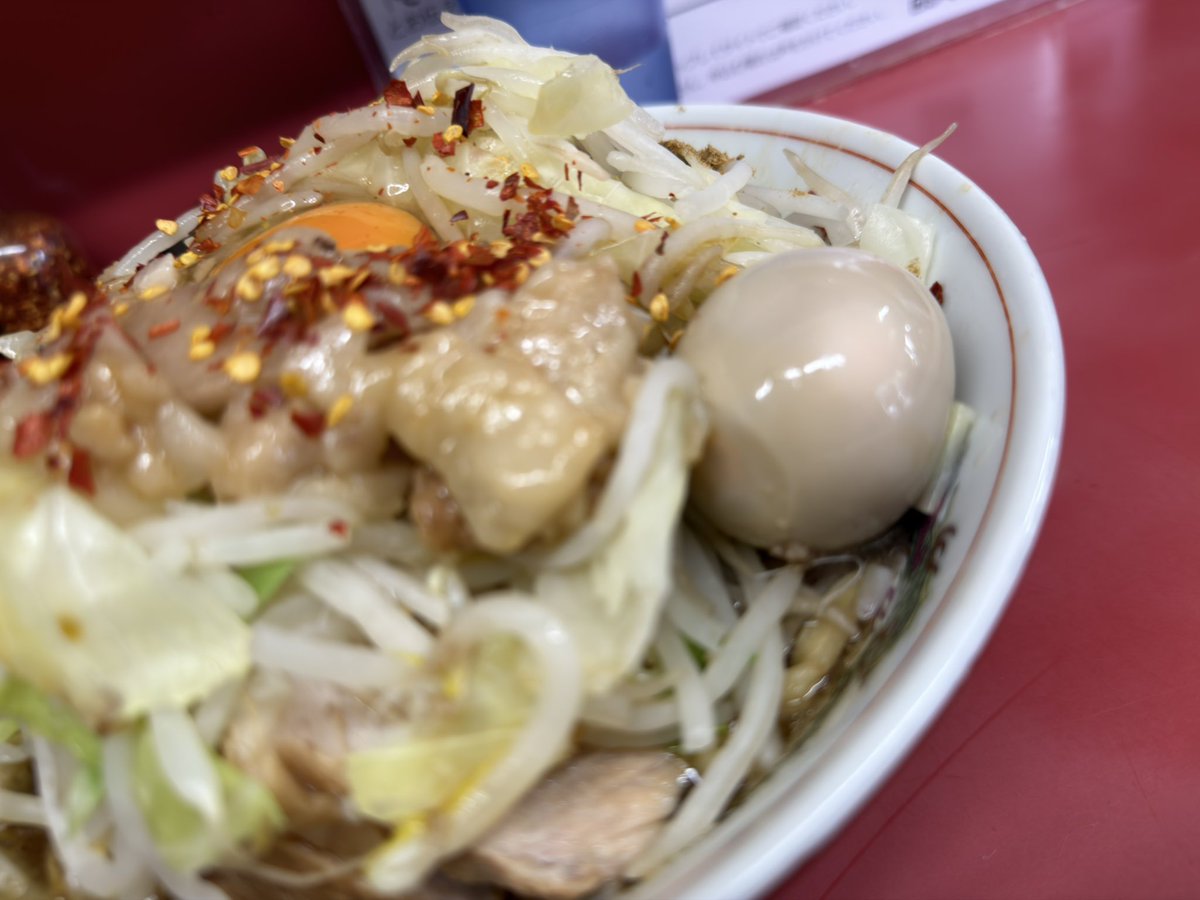 RicardPernod's tweet photo. ラーメン二郎 ＠ 一之江 汁なし��(¥1000)＋全部(¥0)＋🌶️粗挽唐辛子(¥0)＋奥久慈生玉子(¥100)＋奥久慈味玉(¥150)。春のマウス・トゥ・プースーで豚由来フレグランス満喫。(☝՞ਊ ՞)☝ブランニュー奥久慈玉子のジロベーションUPにﾁｮﾒﾁｮﾒ箸が止まらないBon AppétitをPresent4U。 #skyfall https://t.co/MaoS36pi51