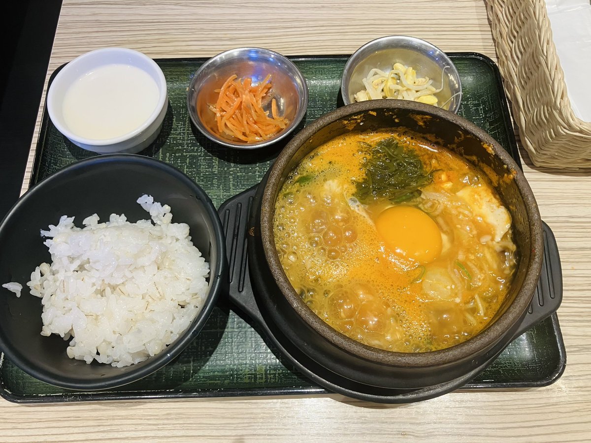 胃の調子良くなりました！
今日はお仕事終わりに（もう終わりました）スンドゥブを食べてきました。
辛くないやつ。
辛いのは胃に悪いし元々辛いの食べれないし🤭
めちゃくちゃ美味しかった〜

#ランチ
#東京純豆腐