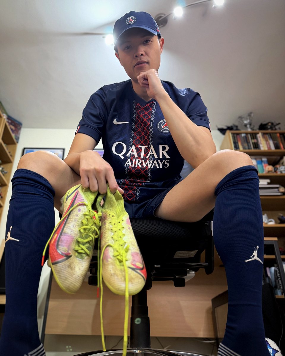 realstevenwu's tweet image. Keeping it classic with the PSG home colors but letting the boots do the talking 👟⚽️

@PSG_English 
@nikefootball 

#psg #football #footballer #footballboots #footballjersey