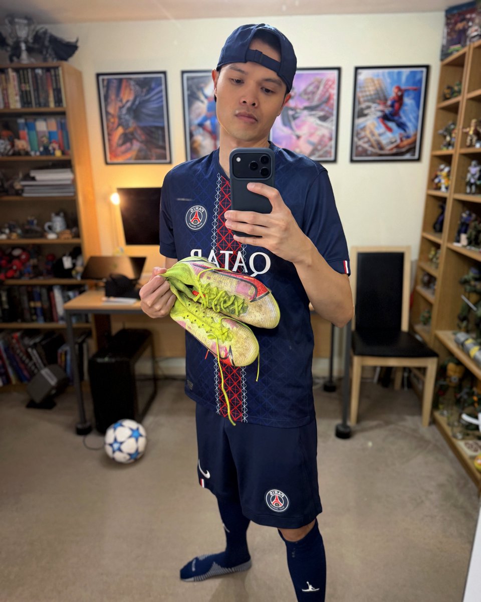 realstevenwu's tweet image. Keeping it classic with the PSG home colors but letting the boots do the talking 👟⚽️

@PSG_English 
@nikefootball 

#psg #football #footballer #footballboots #footballjersey