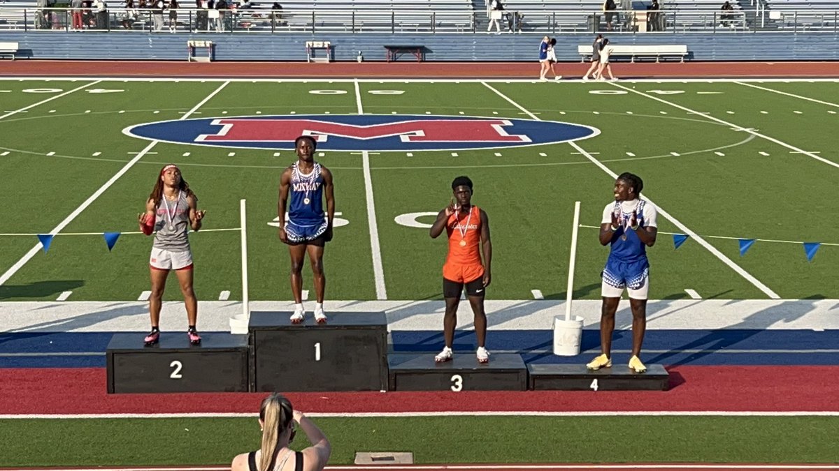 KWhitley20's tweet photo. Survive and advance! The freshman @Bobbywilson2029 continues to roll! Placing 🥉 in the 100m with a new SB & PR of 10.40 advancing to regionals. @LHS_BoysTrack #WEBOSPEED https://t.co/L61j89bQRB