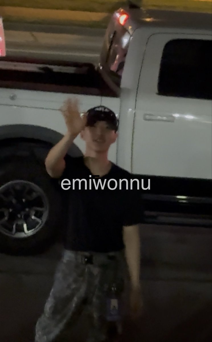 Emiwonnu's tweet photo. Got to met hoshi 😭😭 how is this real life 😭😭 https://t.co/g9gGV3rDJR