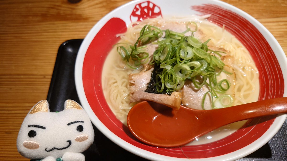 久しぶりに「らーめん八角」へ✨いつも八角らーめん食べるから、今回は塩らーめんにしてみたニャ！美味しかったニャ♪
#どこいつラーメン #どこでもいっしょ
